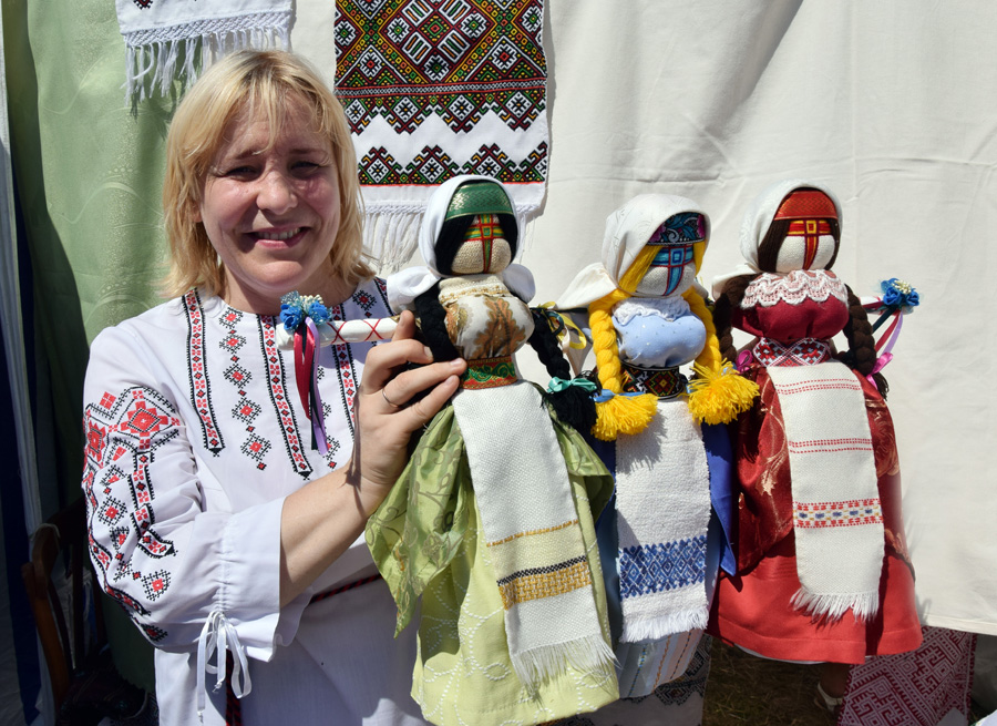 Народна майстриня Ірина Харатін представляє лялькову композицію «Віра, Надія, Любов», яку побачила уві сні, а відтак створила її. Фото автора